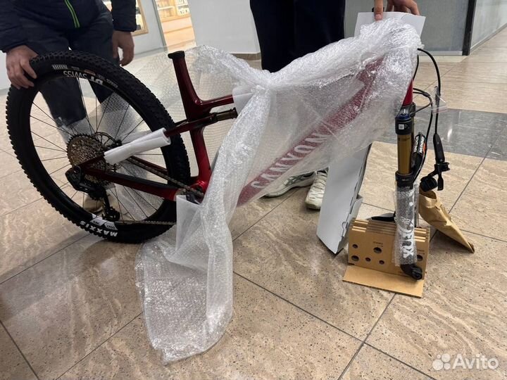 Canyon LUX WC CF 8 AXS