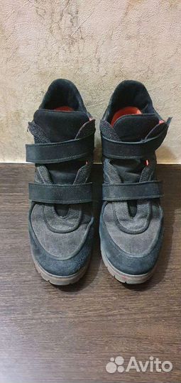 Кроссовки замшевые