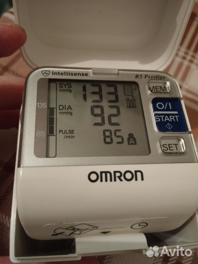 Тонометр на запястье Omron R5 prestige отл. сост