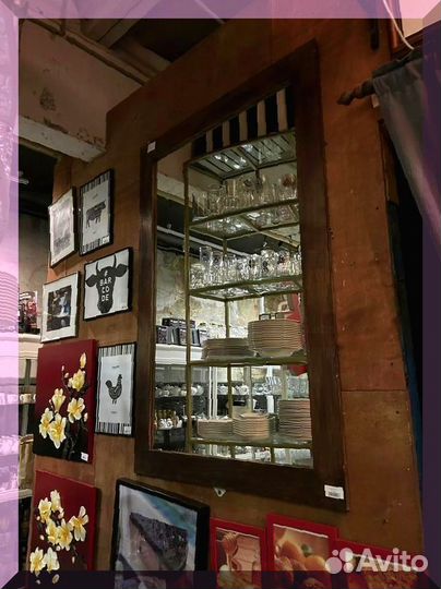 Большое зеркало в деревянной раме