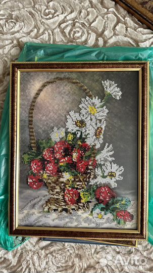 Картина расшита нитками