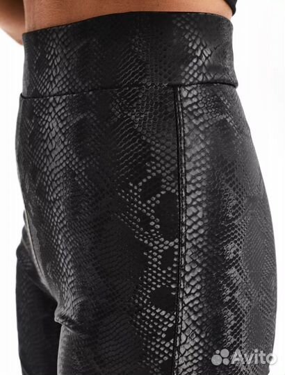 Кожаные брюки со змеинным принтом