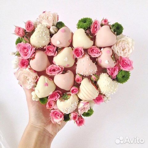 Клубника в шоколаде с цветами