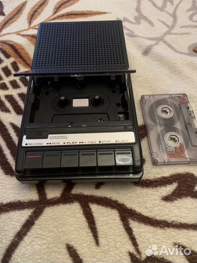 Кассетный ретро магнитофон Sanyo Slim
