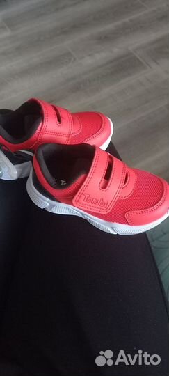 Продам новые кроссовки