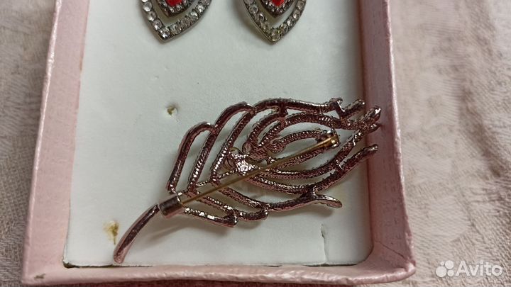 Серьги гвоздики и брошь со стразами