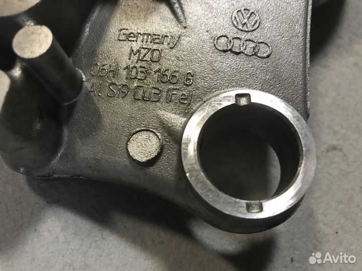 Кронштейн опорный распределителного вала 06H103166