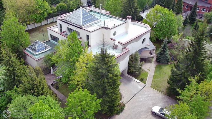 Коттедж 1280,9 м² на участке 30 сот.