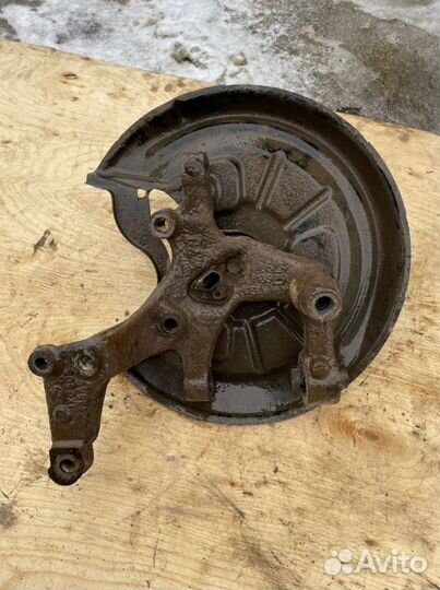 Гольф 5 кулак задний правый