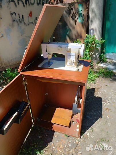 Швейная машина чайка 142м