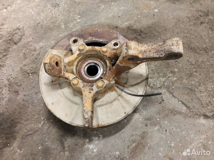 Кулак поворотный передний левый