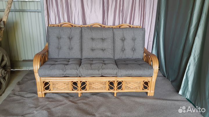 Диван из натурального ротанга