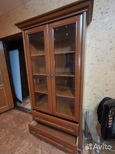 Шкаф с прозрачными дверцами