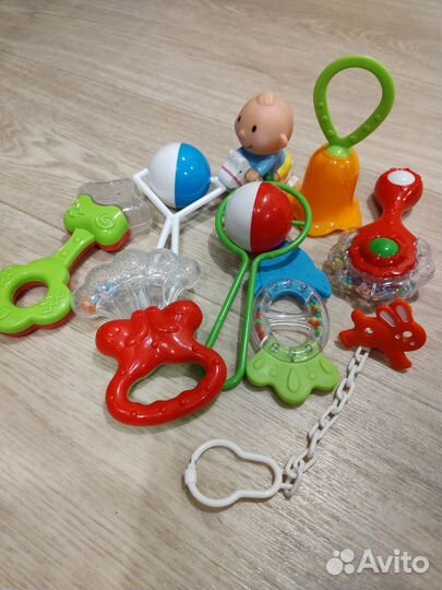 Мобиль на кроватку и погремушки