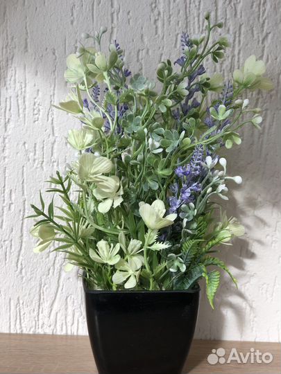 Искусственные цветы в кашпо