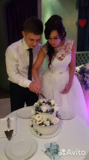 Диджей с оборудованием