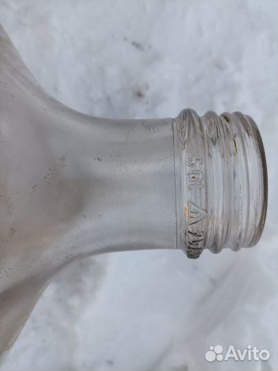 Стеклянная бутыль объемом 50 л. в корзине