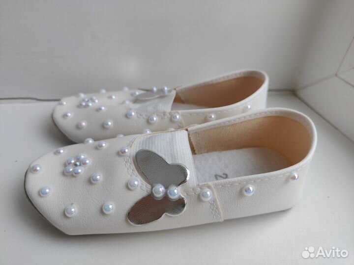 Чешки новые р.24-27 белые с серебряной бабочкой