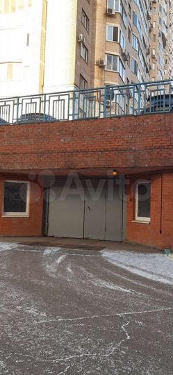 Машиноместо, > 30 м²