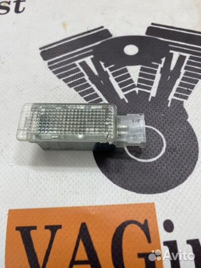 Плафон подсветки салона Vw Passat B6 3.2 2007