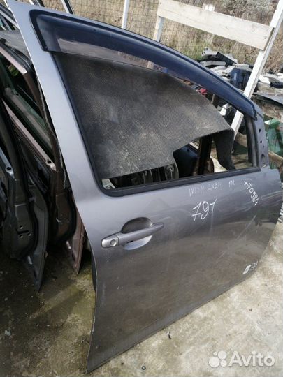 Дверь передняя правая Toyota Wish ZNE10