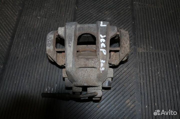 Суппорт задний левый Jeep Grand Cherokee WK2 рест