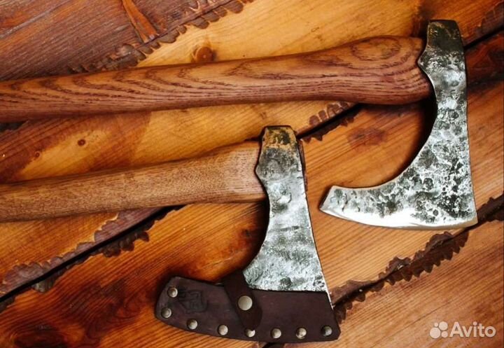 Кованый топор ручной работы Скандинав дубовый