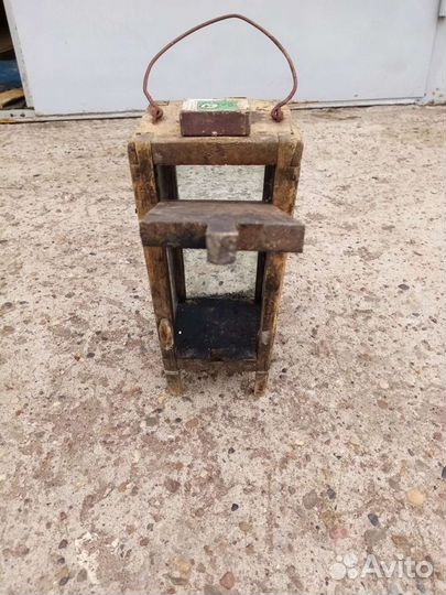 Старинный деревянный свечной фонарь