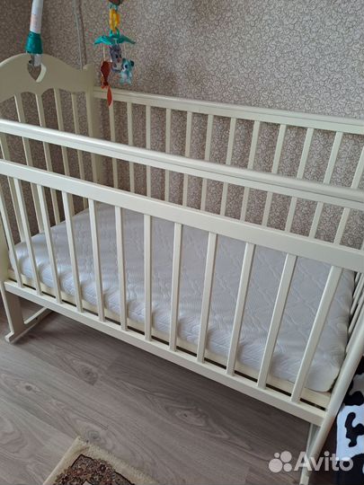 Детская кроватка с маятником