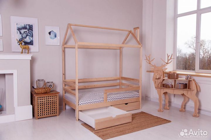 Кровать-домик из массива