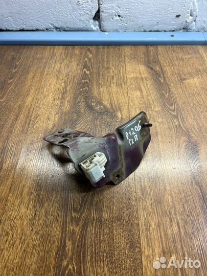 Кронштейн бампера передний правый Nissan Primera P