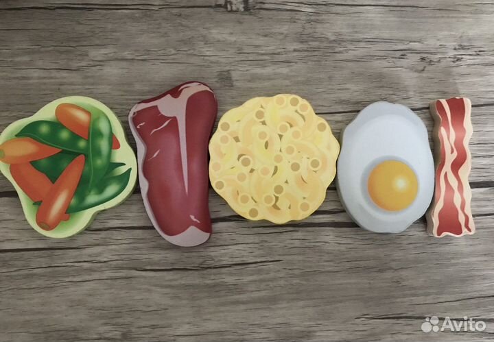 Деревянная плита с посудой и набором продуктов