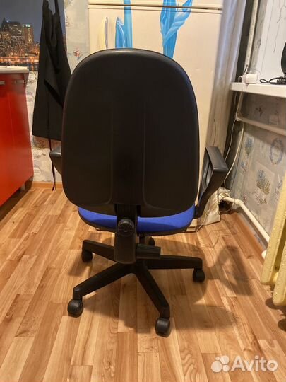 Офисное кресло