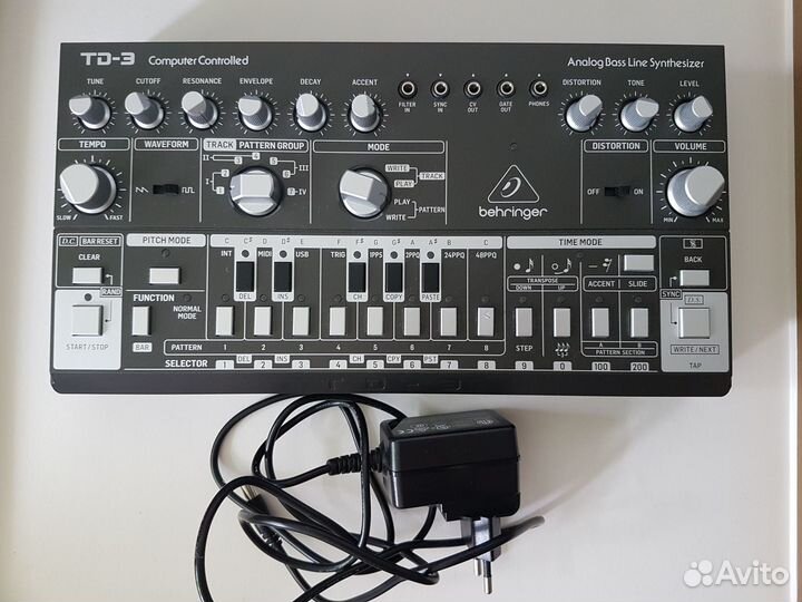 Аналоговый басовый синтезатор Behringer TD-3-BK
