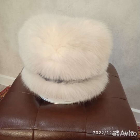 Мужская лисья щапка и три женские кроличьи шапки