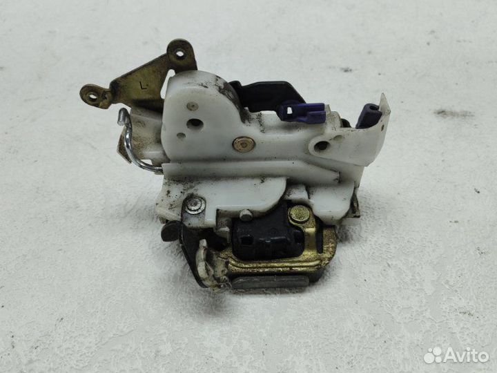 Замок двери задний левый Nissan Almera 2000