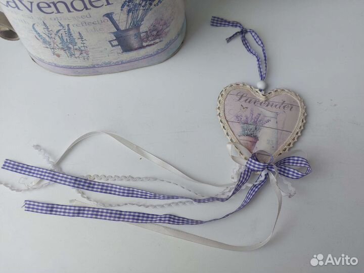 Лейка и подвеска с лавандой