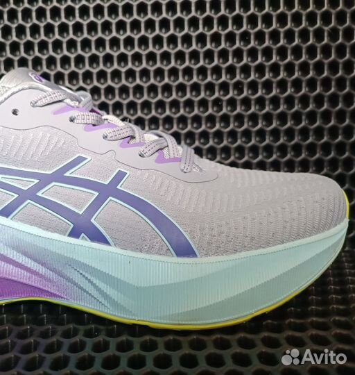 Кроссовки женские Asics Novablast 3