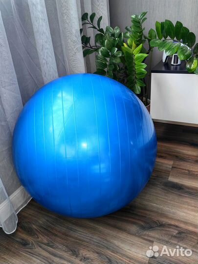 Гимнастический мяч 70 см