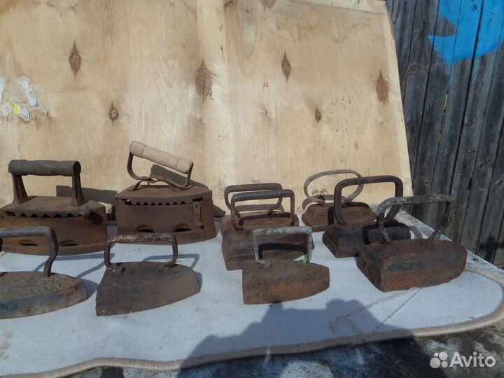 Старинный угольный утюг