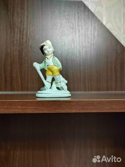 Статуэтка мальчик пастух