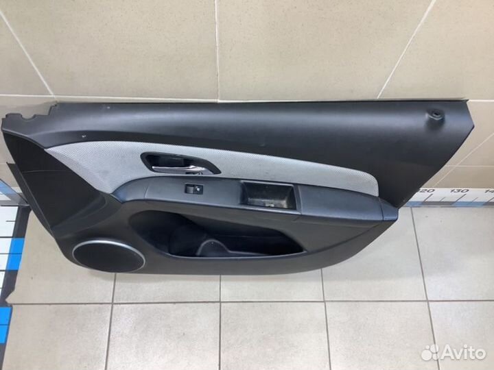 Обшивка двери передняя правая Chevrolet Cruze