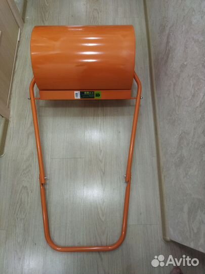 Ручной каток, сеялка и аэратор для газона