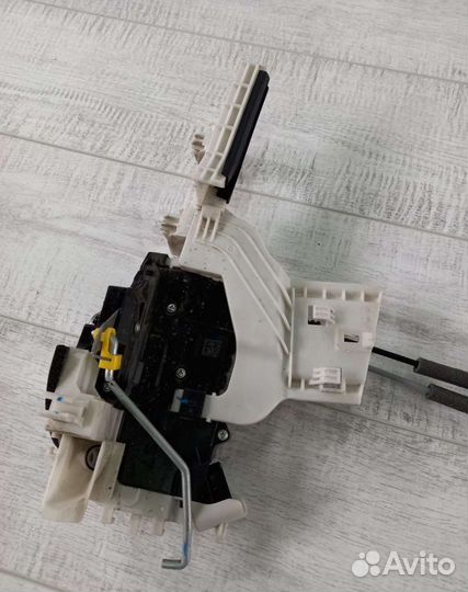 Замок передней левой двери Hyundai Santa Fe 4