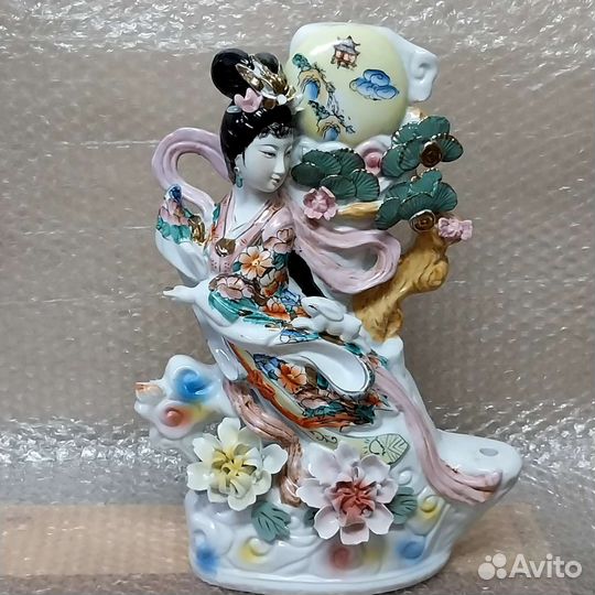 Фарфоровая статуэтка 