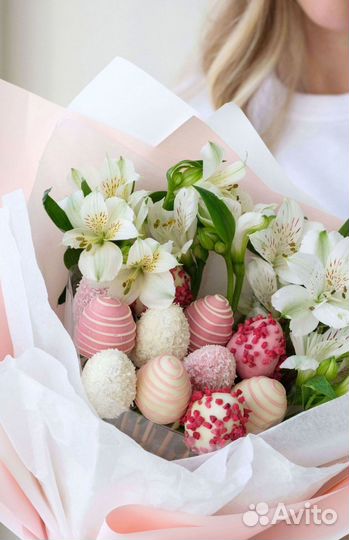 Букет с цветами и клубникой в шоколаде