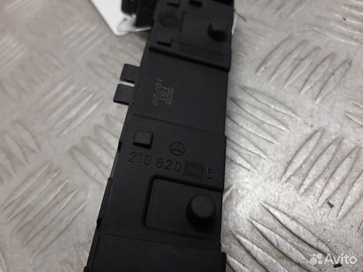 Кнопка обогрева сидений Mercedes-Benz E-Класс