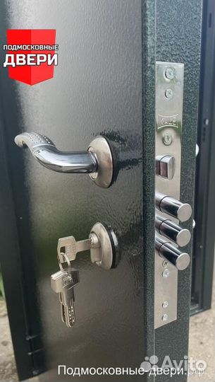 Дверь входная металлическая с зеркалом