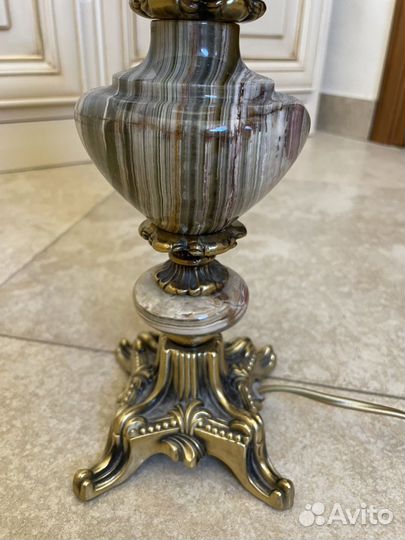 Лампа настольная с абажуром