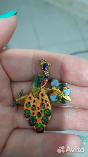 Броши павлины